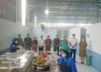 Bhabinkamtibmas Kelurahan Bah Kapul BRIPKA Sunanda menghadiri launching SPPG dan distribusi perdana program MBG di Perumahan Sibatu batu Indah