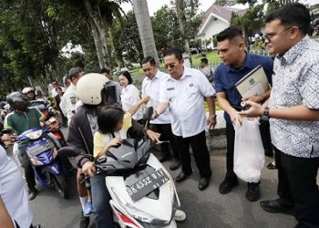 Wali Kota Pematangsiantar Wesly Silalahi bersama Ketua TP PKK Ny Liswati dan pimpinan OPD membagikan nasi bungkus kepada pengguna jalan melintas didepan rumah dinas Walikota
