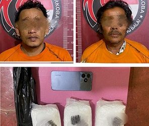 Kedua pelaku beserta barang bukti di Sat Resnarkoba Polres Tanjungbalai