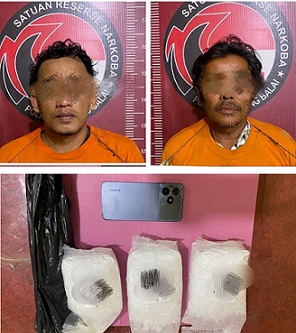 Kedua pelaku beserta barang bukti di Sat Resnarkoba Polres Tanjungbalai