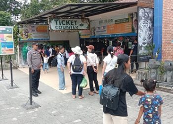 Bhabinkamtibmas Kelurahan Teladan Bripka Irwan Surya Darma sambangi objek wisata di Taman Hewan