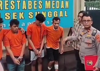 Kapolsek Sunggal Kompol Bambang G Hutabarat didampinggi Kanit Reskrim, AKP Harles Richter Gultom S.H saat papran \penangkapan pencurian dirumah ibadah dengan menghadirkan para pelaku. (Foto Ist)