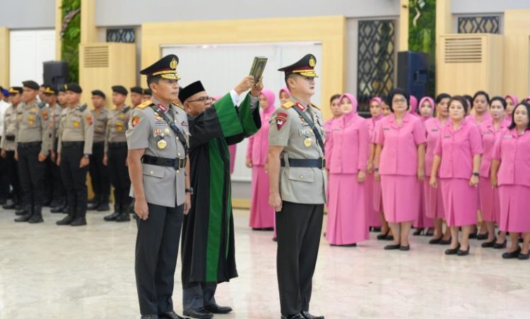 Pelantikan Brigjen Pol Sonny Irawan ( kanan) sebagai Wakapolda Sumut mengantikan Brigjen Pol Rony Samtana (kiri) (Foto Ist)