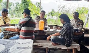 Personil Sat Binmas saat atroli sambang kamtibmas dan silahturahmi komunitas masyarakat di kedai kopi