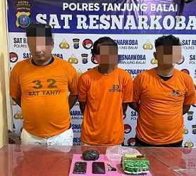 Ketiga tersangka dan barang bukti