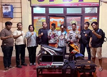 Kedua pelaku curat dan barang bukti diapit Kapolsek Siantar Utara AKP Jahrona Sinaga SH bersama Kanit Rekrim IPDA Ricardo Rajagukguk S.Sos dan Tim Opsnal 