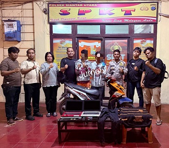 Kedua pelaku curat dan barang bukti diapit Kapolsek Siantar Utara AKP Jahrona Sinaga SH bersama Kanit Rekrim IPDA Ricardo Rajagukguk S.Sos dan Tim Opsnal
