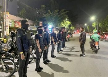 Timsus Dayok Mirah saat menerima arahan dari Kanit 2 Sat Resnarkoba IPDA Indrawan S.Sos