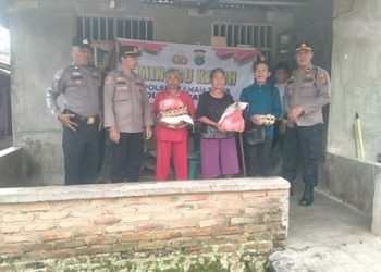 Kapolsek Tanah Jawa Kompol Asmon Bufitra SH. MH Berikan Sembako kepada Warga Kurang Mampu di Nagori Bah Jambi III