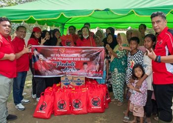 Jajaran pengurus DPC PDI Perjuangan Kota Medan saat menyalurkan bantuan kepada korban bencana banjir di Aceh Tamiang, Tapanuli Tengah dan Kota Sibolga dalam rangka HUT ke 53 PDI Perjuangan. (Foto Ist)