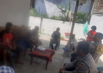 Personil Polseķ Siantar Utara saat mediasi keributan di Jalan Meranti