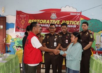 Kajari Simalungun Munawal Hadi menyaksikan korban dan tersangka berdamai