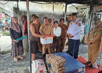 Walikota Pematangsiantar Wesly Silalahi Berikan Bantuan kepada Warga Korban Rumah Terbakar di Jalan Rakutta Sembiring