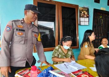 Bhabinkamtibmas Kelurahan Marihat Jaya Aipda Erick F. Marbun melaksanakan monitoring kegiatan Posyandu di Huta Pisang
