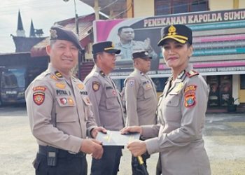 Kapolres Pematangsiantar AKBP Sah Udur T.M. Sitinjak SH. SIK. MH memberikan reward kepada IPTU Pitra Jaya SP. SH, IPDA Irwan Saragih SH dan AIPTU Untung Nainggolan