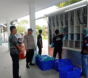 Bhabinkamtibmas Kelurahan Pardomuan AIPDA Hardi N. Silalahi melaksanakan monitoring Pendistribusian Makanan Gizi Gratis (MBG) di UPTD SMP Negeri 1