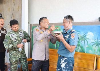 Kapolres Tanjungbalai AKBP Welman Feri, S.I.K., M.I.K bersama Forkopimda Berikan Surprise Ulang Tahun Danlanal TBA Letkol Laut (P) Agung Dwi Handoko Djoewari