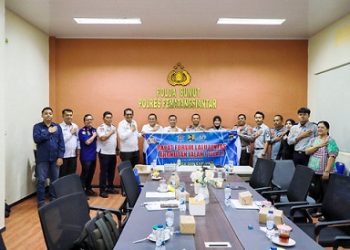 Wali Kota Pematangsiantar Wesly Silalahi SH MKn diwakili Sekda Junaedi Antonius Sitanggang SSTP MSi bersama Kapolres Pematangsiantar AKBP Sah Udur Togi Marito Sitinjak SH SIK MH diwakili Wakapolres Kompol Budiono Saputro SH MH memimpin Rapat Forum Lalu Lintas Angkutan Jalan yang diikuti instansi terkait.