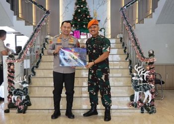 Kapolrestabes Medan, Kombes Pol Dr. Jean Calvijn Simanjuntak, S.I.K. M.H menerima kunjungan silaturahmi Komandan Batalyon Komando (Danyonko) 469 Kopasgat, Letkol Pas Jhon Siregar. (Foto Ist)