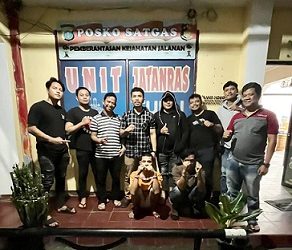 Kedua pelaku Curas, EZ dan JAS diapit Kanit Jatanras IPDA Revanto Barasa SH bersama Tim Opsnal