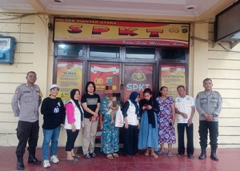 Kapolsek Siantar Utara AKP Jahrona Sinaga SH bersama personil saat serahkan wanita beserta anaknya umur 1 tahun kepada keluarganya
