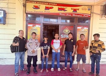 Pelaku Curat, KCK diapit Kanit Reskrim IPDA Ricardo Rajagukguk S.Sos dan personil