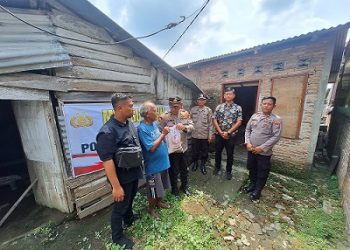 Kapolsek Datuk Bandar AKP JH. Turnip SE bersama persoil Berikan Bantuan kepada Bapak Fiber Panjaitan