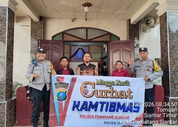 Pket Bhabinkamtibmas AIPTU Okto Sihole dan AIPDA G. Sinaga melaksanakan kegiatan Minggu Kasih Curhat Kamtibmas di Gereja HKBP Tomuan