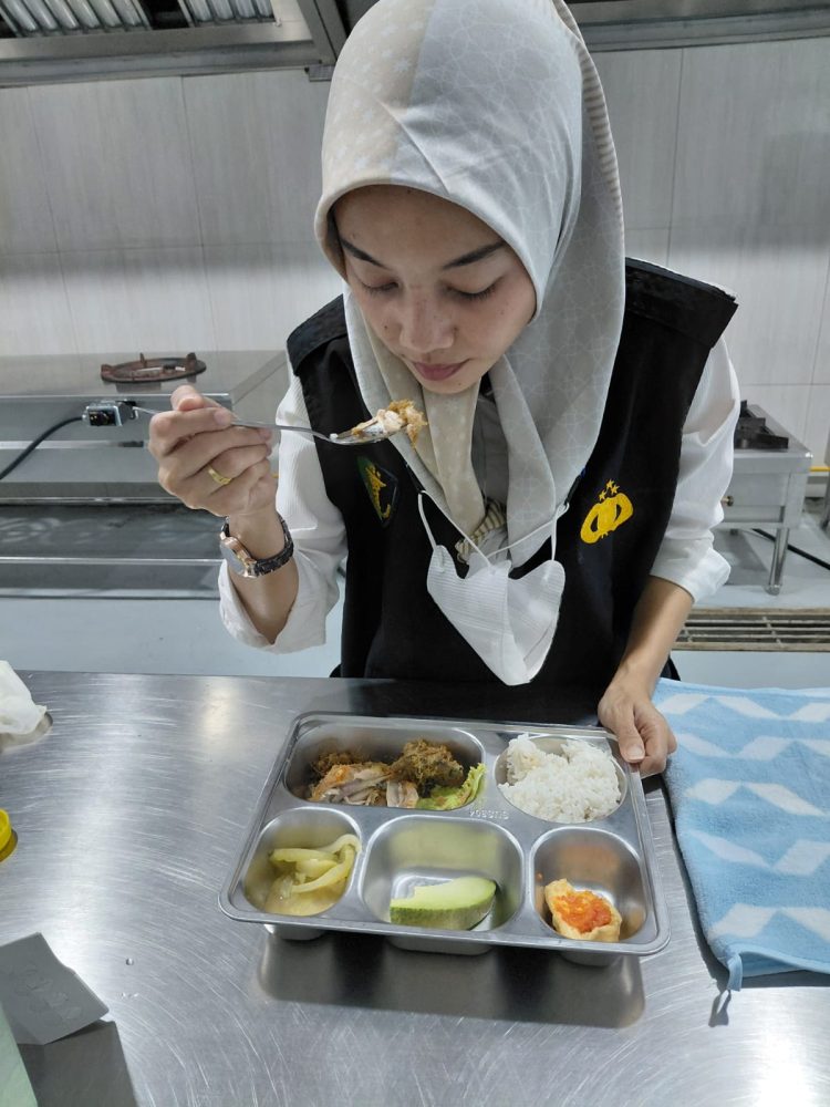 Seksi Dokkes Polres Pematangsiantar melaksanakan Safety Food dalam rangka Pendistribusian MBG (Makanan Bergizi Gratis)