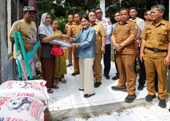 Wali Kota Pematangsiantar Wesly Silalahi SH MKn didampingi Ketua TP PKK Kota Pematangsiantar Ny Liswati Wesly Silalahi menyerahkan bantuan kepada keluarga Sulfan Solihin (63), korban kebakaran rumah di Jalan Kasuari 