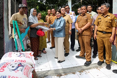 Wali Kota Pematangsiantar Wesly Silalahi SH MKn didampingi Ketua TP PKK Kota Pematangsiantar Ny Liswati Wesly Silalahi menyerahkan bantuan kepada keluarga Sulfan Solihin (63), korban kebakaran rumah di Jalan Kasuari