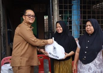 Wakil Wali Kota Tanjungbalai Muhammad Fadly Abdina Serahkan Bantuan kepada Korban Kebakaran di Kelurahan Kapias Pulau Buaya