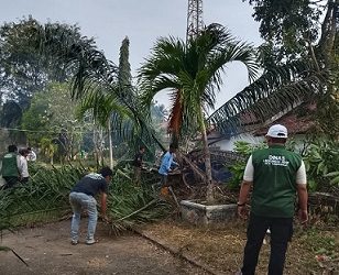 Pemko Tanjungbalai Gotong Royong bersihkan GOR