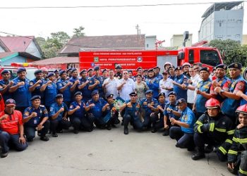 Wali Kota Pematangsiantar Wesly Silalahi SH MKn memimpin apel serah terima armada (mobil) baru kepada Disdamkarmat Kota Pematangsiantar.