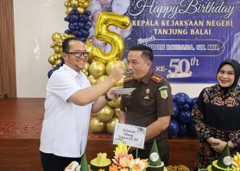 Wakil Wali Kota Tanjungbalai Muhammad Fadly Abdina Bersama Forkopimda Beri Surprise HUT ke 50 Kajari Bobon Robiana