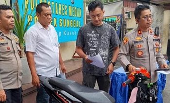 Kapolsek Medan Sunggal, Kompol Yunus Tarigan saat paparan atas kasus penipuan dan penggelapan yang dilakukan pria asal Stabat. (Foto Ist)
