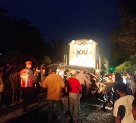 Barang bukti mobil toyota avanza dan kereta api saat masih di TKP