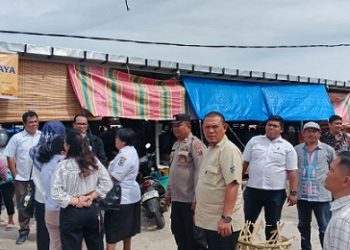Kasub Sektor Pasar Horas AIPTU Edi Syahputra SH Dampingi Sosialisasi Cara Pembayaran Distribusi Melalui QRIS kepada Pedagang Eks Gedung IV
