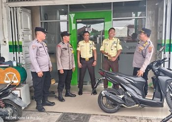 Polsek Siantar Marihat Polres Pematangsiantar dipimpin Kanit Samapta IPDA Marlon Hutahean patroli sambang kamtibmas di Kantor Pengadaian