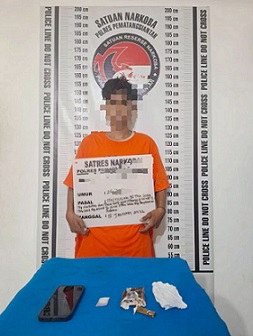Pelaku MRA dan barang bukti diruangan Sat Resnarkoba Polres Pematangsiantar