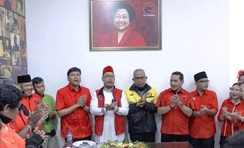 DPC PDI Perjuangan Kota Medan bersama jajaran PAC, Ranting, dan Anak Ranting pemotongan nasi tumpeng sebagai bagian rangkaian HUT ke-79 Megawati Soekarnoputri. (Foto Ist)