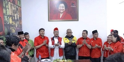 DPC PDI Perjuangan Kota Medan bersama jajaran PAC, Ranting, dan Anak Ranting pemotongan nasi tumpeng sebagai bagian rangkaian HUT ke-79 Megawati Soekarnoputri. (Foto Ist)