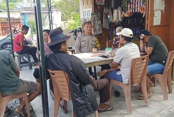 Bhabinkamtibmas Kelurahan Tanjung pinggir Aipda Abdul Malik melaksanakan sambang kamtibmas kepada masyarakat Jalan Rindung
