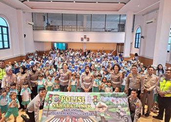 Kasat Lantas AKP Friska Susana SH bersama KBO IPTU Syawaluddin Nasution S.H, Kanit Regident IPTU Elon Sitinjak S.H, Kanit Turjagwali IPDA Horas Tambunan S.H, Kanit Kamsel IPDA Serly Tarigan, Kaurmintu AIPTU Darwin Sitorus, Pengatur TK 1 Albert Tobing, dan Personil Sat Lantas saat sosialisasi di TK Kristen Kalam Kudus