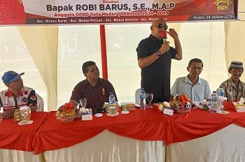 Ketua Fraksi PDI Perjuangan DPRD Kota Medan, Robi Barus SE M.AP saat Sosialisasi Perda (Sosper ) ke I Tahun 2026 produk hukum Pemko Medan Perda No.10/2021 di Lapangan Rebab Pasar 2, Jalan Rebab, Kelurahan Titi Rantai, Kecamatan Medan Baru (Foto Ist)