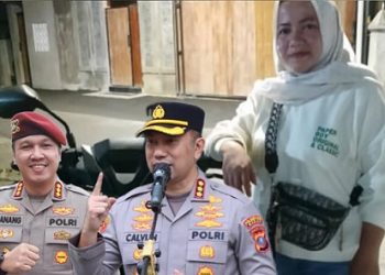 Kapolrestabes Kombes Pol Jean Calvin Simanjuntak - Kombes Pol Dr Manang Soebeti dan korban drivel ojol yang mendapatkan sepeda motor. (Foto Ilustrasi jurnalx.co.id)