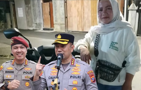 Kapolrestabes Kombes Pol Jean Calvin Simanjuntak - Kombes Pol Dr Manang Soebeti dan korban drivel ojol yang mendapatkan sepeda motor. (Foto Ilustrasi jurnalx.co.id)