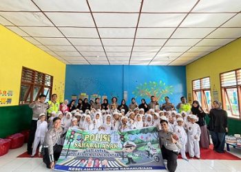 Kasat Lantas AKP Friska Susana SH bersama KBO IPTU Syawaluddin Nasution S.H, Kanit Turjagwali IPDA Horas Tambunan S.H, Kanit Kamsel IPDA Serly Tarigan, Kaurmintu AIPTU Darwin Sitorus, Pengatur TK 1 Albert Tobing, dan Personil Sat Lantas Sosialisasi Rambu Lalu Lintas di TK YPHI