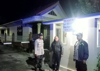 Bhabinkamtibmas Polsek Siantar Marihat saat patroli di Pos Kamling Jalan SM. Raja