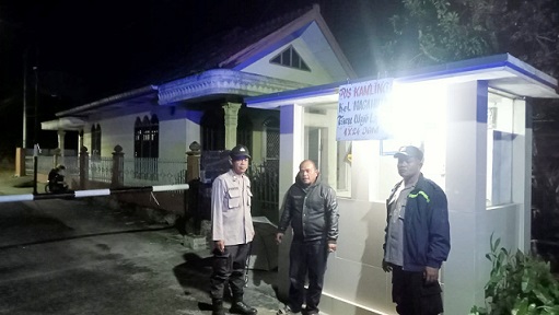 Bhabinkamtibmas Polsek Siantar Marihat saat patroli di Pos Kamling Jalan SM. Raja